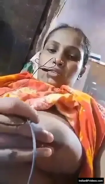 कॉल पर गंदी बातें करते हुए आंटी ने चूत में उंगली डाली देसी MMS सेक्स वीडियो — screenshot 1