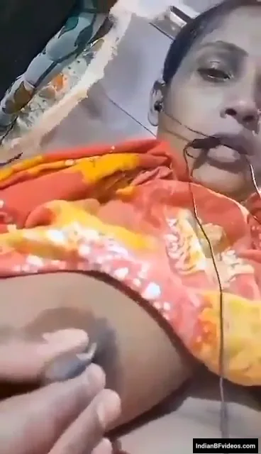 कॉल पर गंदी बातें करते हुए आंटी ने चूत में उंगली डाली देसी MMS सेक्स वीडियो — screenshot 2