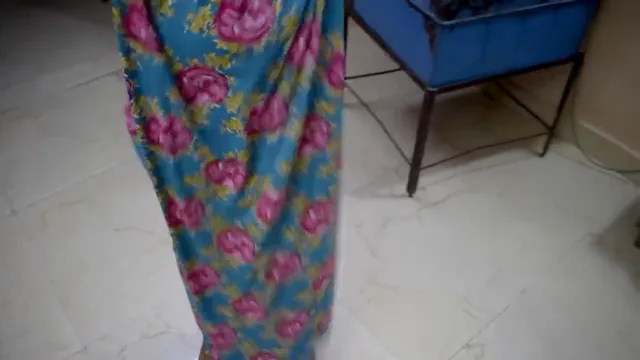 गिफ्ट देकर लड़की की चूत मारी गई देसी सेक्स हिंदी बीएफ वीडियो — screenshot 2