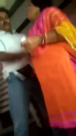 अंकल ने आंटी को सामने लड़के के चोदा देसी चुदाई MMS वीडियो — screenshot 1