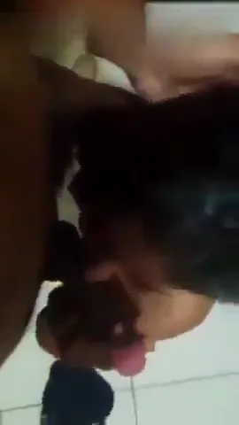 थ्रीसम सेक्स में काले लोड़े का गुलाबी टोपा चुसती इंडियन लड़की देसी बीएफ — screenshot 1