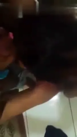 थ्रीसम सेक्स में काले लोड़े का गुलाबी टोपा चुसती इंडियन लड़की देसी बीएफ — screenshot 2