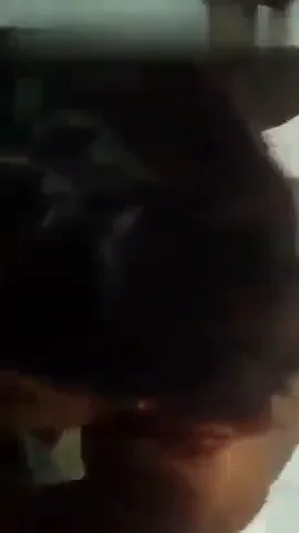 थ्रीसम सेक्स में काले लोड़े का गुलाबी टोपा चुसती इंडियन लड़की देसी बीएफ — screenshot 4