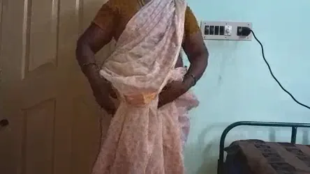 मोटी देसी आंटी का पूरा नंगा शरीर दिखाते हुए चूत चुदाई मल्लू बीएफ वीडियो — screenshot 1