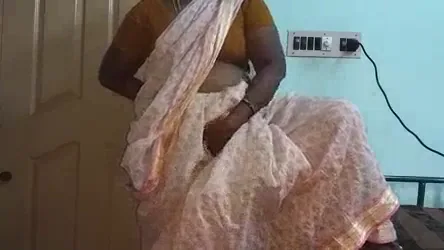 मोटी देसी आंटी का पूरा नंगा शरीर दिखाते हुए चूत चुदाई मल्लू बीएफ वीडियो — screenshot 2