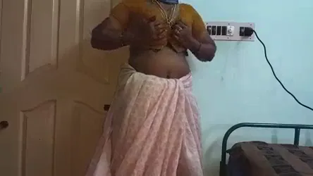 मोटी देसी आंटी का पूरा नंगा शरीर दिखाते हुए चूत चुदाई मल्लू बीएफ वीडियो — screenshot 3