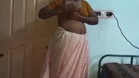मोटी देसी आंटी का पूरा नंगा शरीर दिखाते हुए चूत चुदाई मल्लू बीएफ वीडियो — screenshot 4