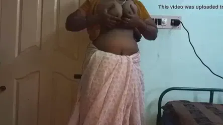 मोटी देसी आंटी का पूरा नंगा शरीर दिखाते हुए चूत चुदाई मल्लू बीएफ वीडियो — screenshot 5