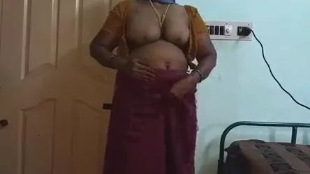 मोटी देसी आंटी का पूरा नंगा शरीर दिखाते हुए चूत चुदाई मल्लू बीएफ वीडियो — screenshot 6
