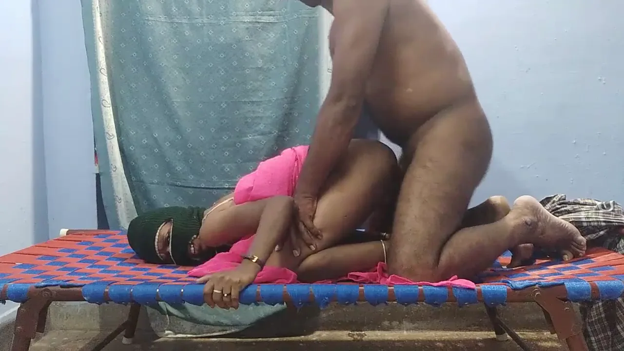 खटिया पर बीवी को कुतिया बना चोदते हुए पति का देसी MMS वीडियो