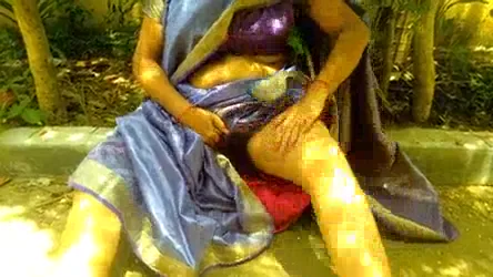 फ़ार्महाउस पर देसी मामी ने अपनी गीली बुर में ऊँगली डालकर हस्तमैथुन किया पूरा सेक्स वीडियो — screenshot 1
