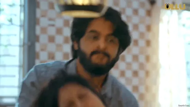 दो मर्दों ने पति की पत्नी की चूत में लंड डालकर चुदाई दिखाई वीडियो — screenshot 3