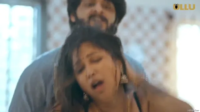दो मर्दों ने पति की पत्नी की चूत में लंड डालकर चुदाई दिखाई वीडियो — screenshot 4