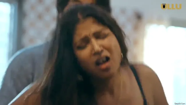 दो मर्दों ने पति की पत्नी की चूत में लंड डालकर चुदाई दिखाई वीडियो — screenshot 5