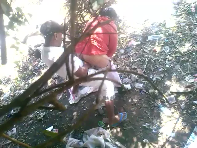खुले मैदान में इंडियन कपल की चुदाई चुपके से फिल्माई देसी MMS — screenshot 3