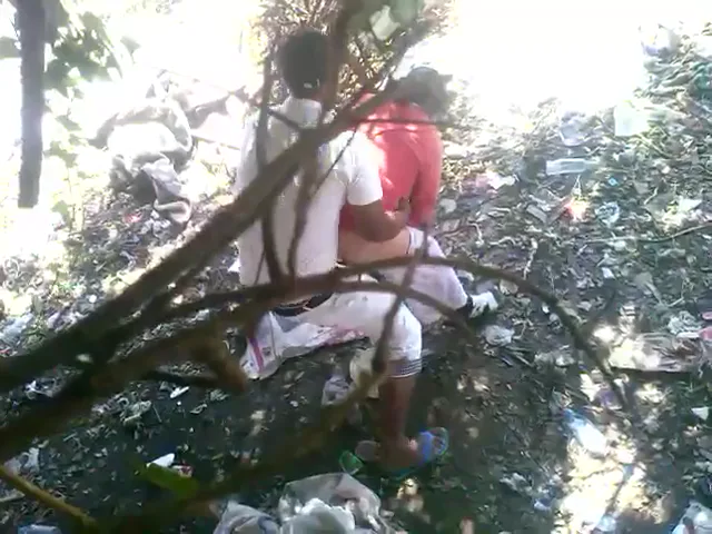 खुले मैदान में इंडियन कपल की चुदाई चुपके से फिल्माई देसी MMS — screenshot 4