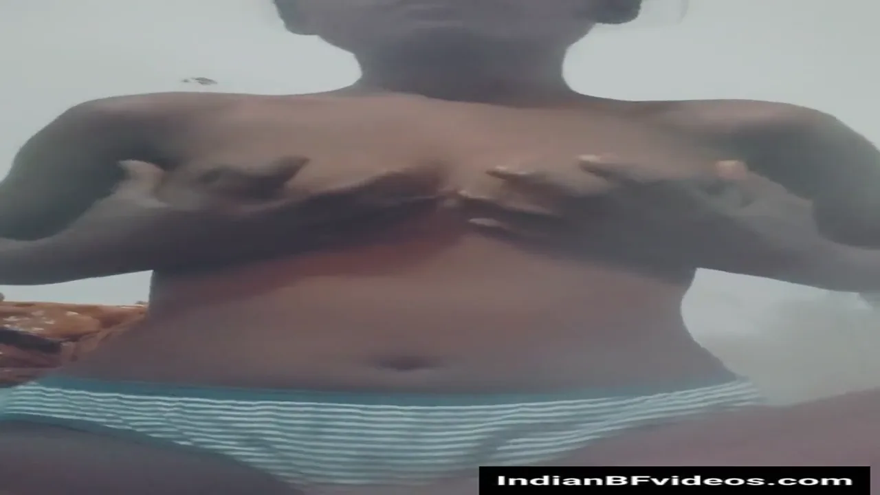 इंडियन स्लिम लड़की ने अपने बूब्स को दबाते हुए की चुत मे ऊँगली वीडियो