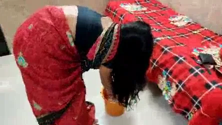 पोंछा लगाती कामवाली भाभी की तेल चुदाई वाली हिंदी बीएफ सेक्स वीडियो — screenshot 1