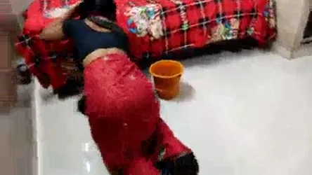 पोंछा लगाती कामवाली भाभी की तेल चुदाई वाली हिंदी बीएफ सेक्स वीडियो — screenshot 2