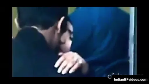 पाकिस्तानी कपल का पब्लिक प्लेस में चुपके से रोमांस करते हुए MMS ब्लू फिल्म — screenshot 1