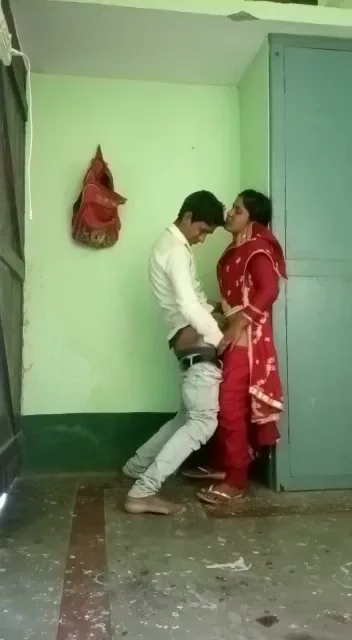 लाल सलवार सूट वाली पड़ोसी भाभी की खड़े खड़े देसी चुदाई हिंदी बीएफ वीडियो — screenshot 1
