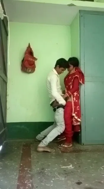 लाल सलवार सूट वाली पड़ोसी भाभी की खड़े खड़े देसी चुदाई हिंदी बीएफ वीडियो — screenshot 2