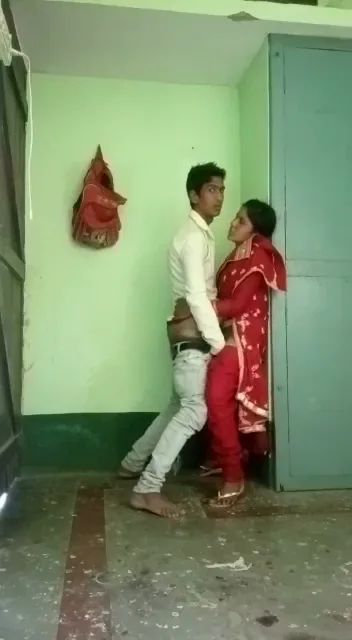 लाल सलवार सूट वाली पड़ोसी भाभी की खड़े खड़े देसी चुदाई हिंदी बीएफ वीडियो — screenshot 3