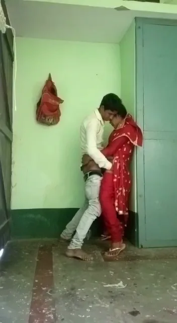 लाल सलवार सूट वाली पड़ोसी भाभी की खड़े खड़े देसी चुदाई हिंदी बीएफ वीडियो — screenshot 4