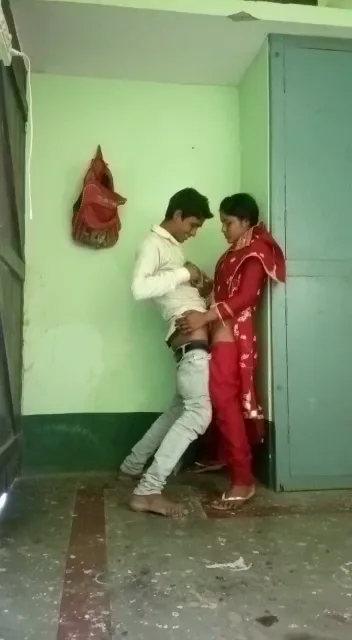 लाल सलवार सूट वाली पड़ोसी भाभी की खड़े खड़े देसी चुदाई हिंदी बीएफ वीडियो — screenshot 5