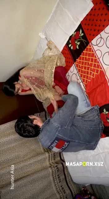 भागकर शादी किए कपल की पहली रात किसिंग रोमांस और चुदाई वीडियो — screenshot 2