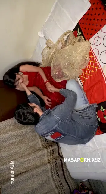 भागकर शादी किए कपल की पहली रात किसिंग रोमांस और चुदाई वीडियो — screenshot 3