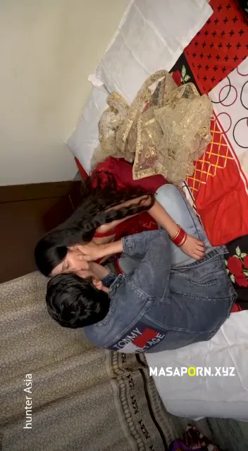 भागकर शादी किए कपल की पहली रात किसिंग रोमांस और चुदाई वीडियो — screenshot 5
