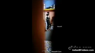 मेरा दोस्त और उसकी गर्लफ्रेंड का चुपके से देखा गया देसी चुदाई वीडियो — screenshot 3