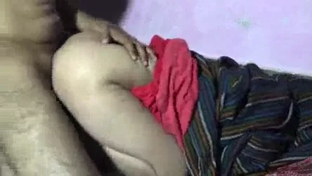 सोई हुई पड़ोसन के घर जाकर चुपके से उसकी पेटीकोट उठाकर आदमी ने की चुदाई वीडियो — screenshot 7