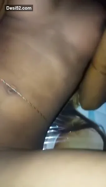 नए गद्दे पर गर्लफ्रेंड को नंगी लिटाकर उसकी चूत चोदता बॉयफ्रेंड देसी एमएमएस — screenshot 3