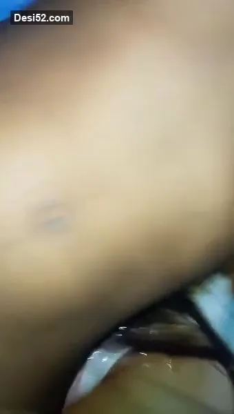 नए गद्दे पर गर्लफ्रेंड को नंगी लिटाकर उसकी चूत चोदता बॉयफ्रेंड देसी एमएमएस — screenshot 4