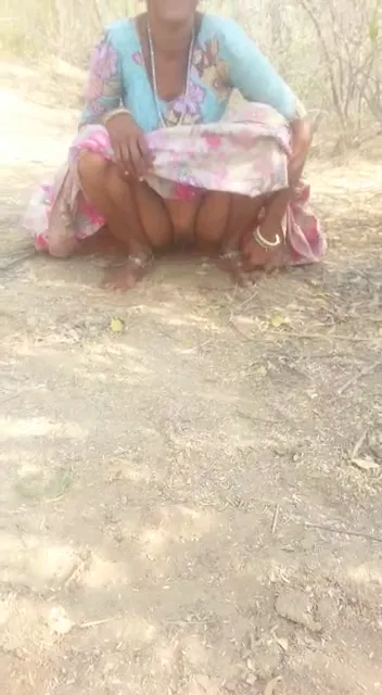 देहाती औरत को मूतते हुए पकड़ा गया गांव का देसी सेक्स वीडियो