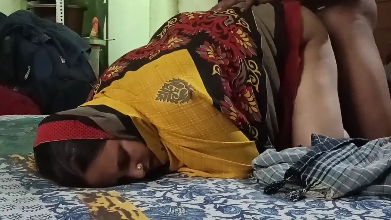 सेक्सी सालू आंटी ने दरजी के मोटे लंड को घर में लेकर चूत चुदाई का मजा लिया बीएफ