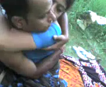 देहाती धोबिन के बूब्स दबाकर खुले में चूत चुदाई की गई वीडियो — screenshot 2