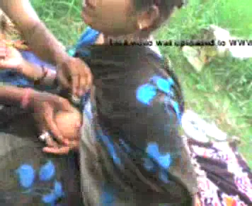 देहाती धोबिन के बूब्स दबाकर खुले में चूत चुदाई की गई वीडियो — screenshot 4