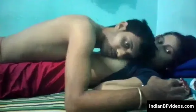 पति ने बीवी की चूत चाटकर जोरों से चोदा बेडरूम में देसी कपल हिंदी बीएफ एमएमएस