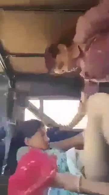 जीप की पिछली सीट पर लिटा कर विमला की बुर चुदाई वीडियो — screenshot 9