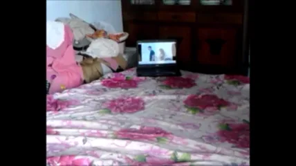 इंग्लिश पोर्न फिल्म देखते हुए इंडियन कपल की जोरदार देसी चुदाई — screenshot 2