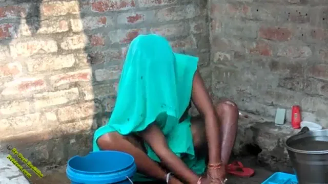 देहाती औरत नहाते हुए अपनी चूत और गांड दिखाती हॉट देसी सेक्स वीडियो