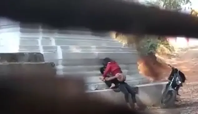 पार्क में खुलेआम चुदाई करते इंडियन लवर्स की चोदाचोदी वीडियो — screenshot 1