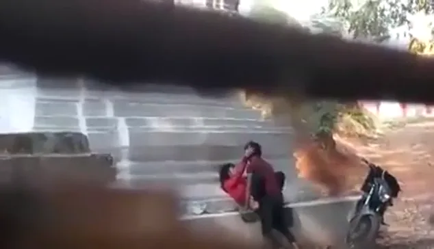 पार्क में खुलेआम चुदाई करते इंडियन लवर्स की चोदाचोदी वीडियो — screenshot 2