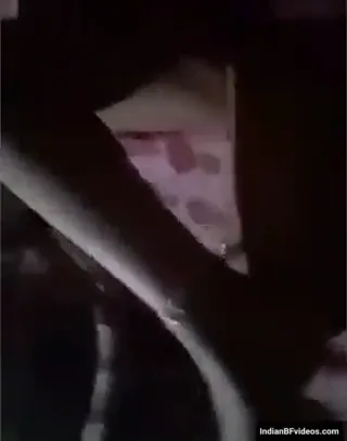 रात को घरेलू बीवी ने अपने मोटे बूब्स दबाए और काली गुलाबी चूत खोली देसी एमएमएस वीडियो — screenshot 4