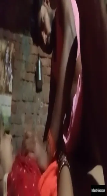 गांव की पत्नी ने पति को ब्रा ब्लाउज पहनाकर चूत चुदाई करवाई देसी एमएमएस — screenshot 2
