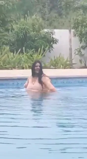 बड़े बूब्स वाली रिच इंडियन वाइफ की स्विमिंग पूल में हॉट चुदाई शूटिंग वीडियो — screenshot 2