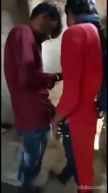 गरीब देहाती प्रेमी जोड़े ने झोपड़ी में किया जोरदार चुदाई किसिंग रोमांस हिंदी बीएफ वीडियो — screenshot 1